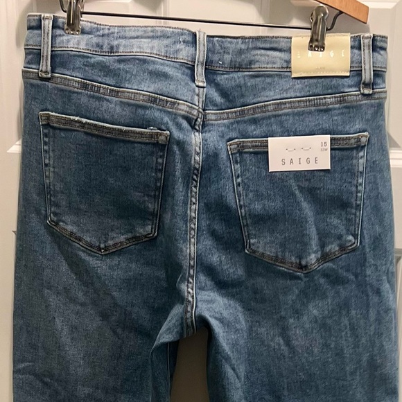 NWT Saige Medium Wash Star Print Cuffed Boyfriend Jeans - Picture 16 of 16